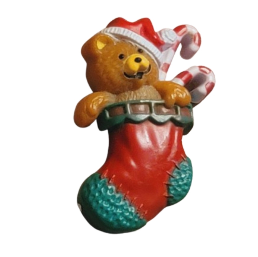 Vintage Hallmark Teddy Bear in Christmas Stocking Brooch Pin 1985 Holiday Resin